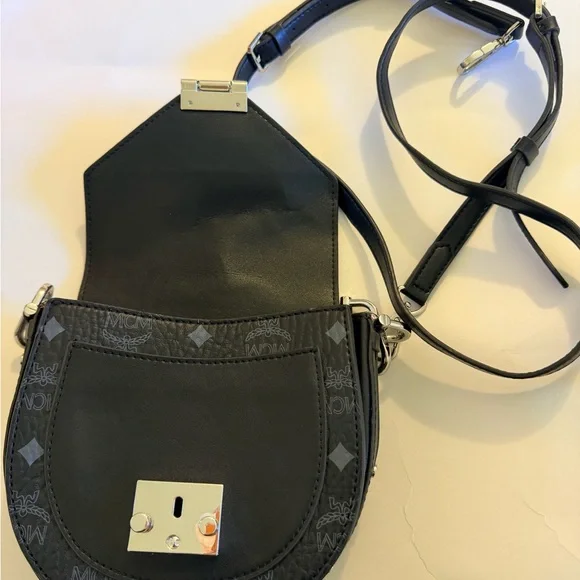 MCM Patricia shoulder bag in black Visetos monogram - Picture 13 of 15